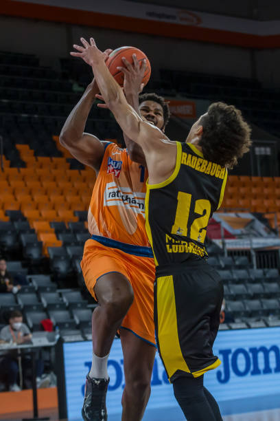 控制和后防 控制和后防